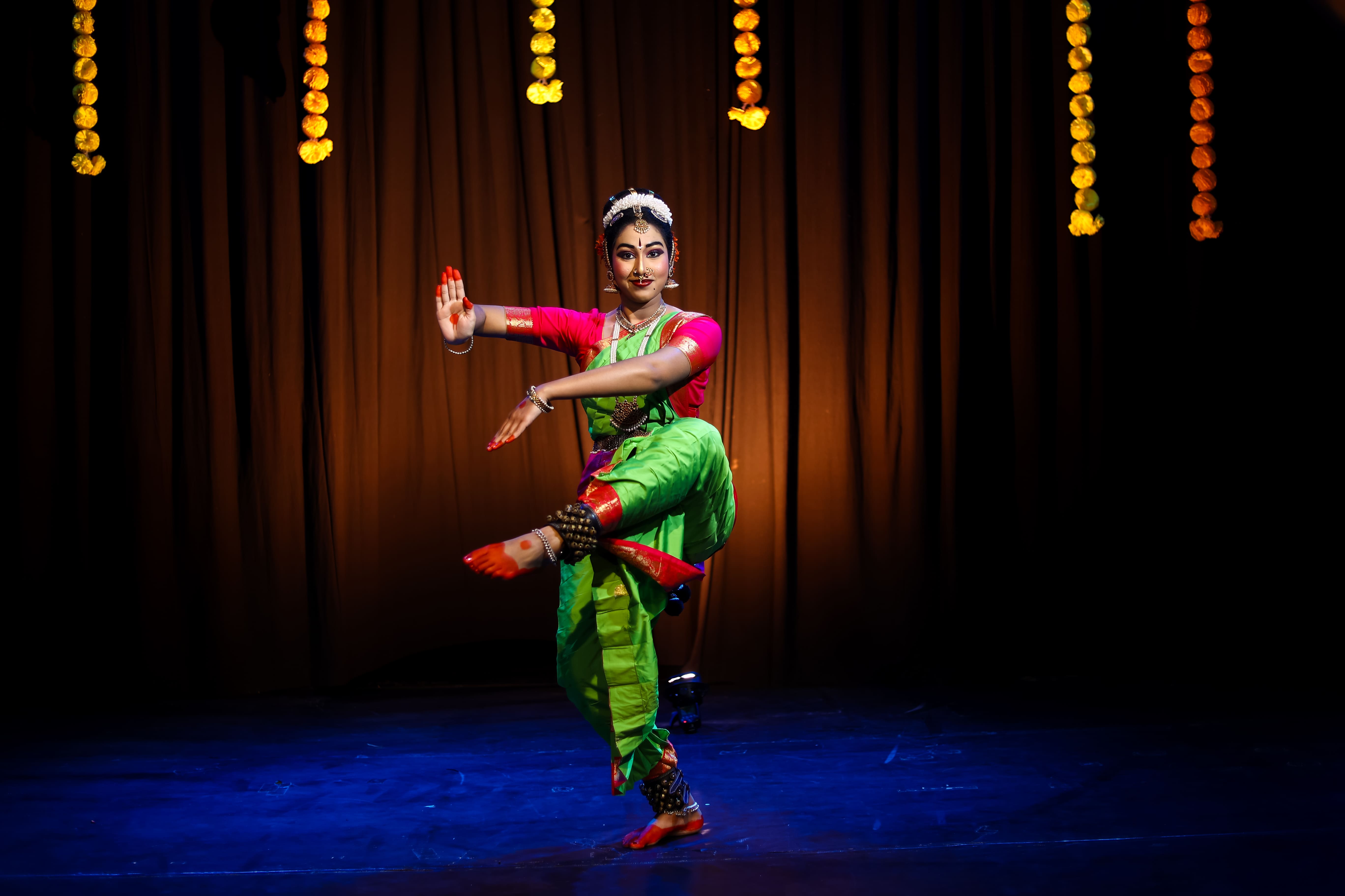 Bharatanatyam Dancer, Classical Dance Photography, Bharatanatyam Makeup, Indian Classical Dance, Bharatanatyam Costume, Traditional Dance Portrait, Backstage Dance Photography, South Indian Classical Dance, Temple Jewellery, Dance Artist Portrait