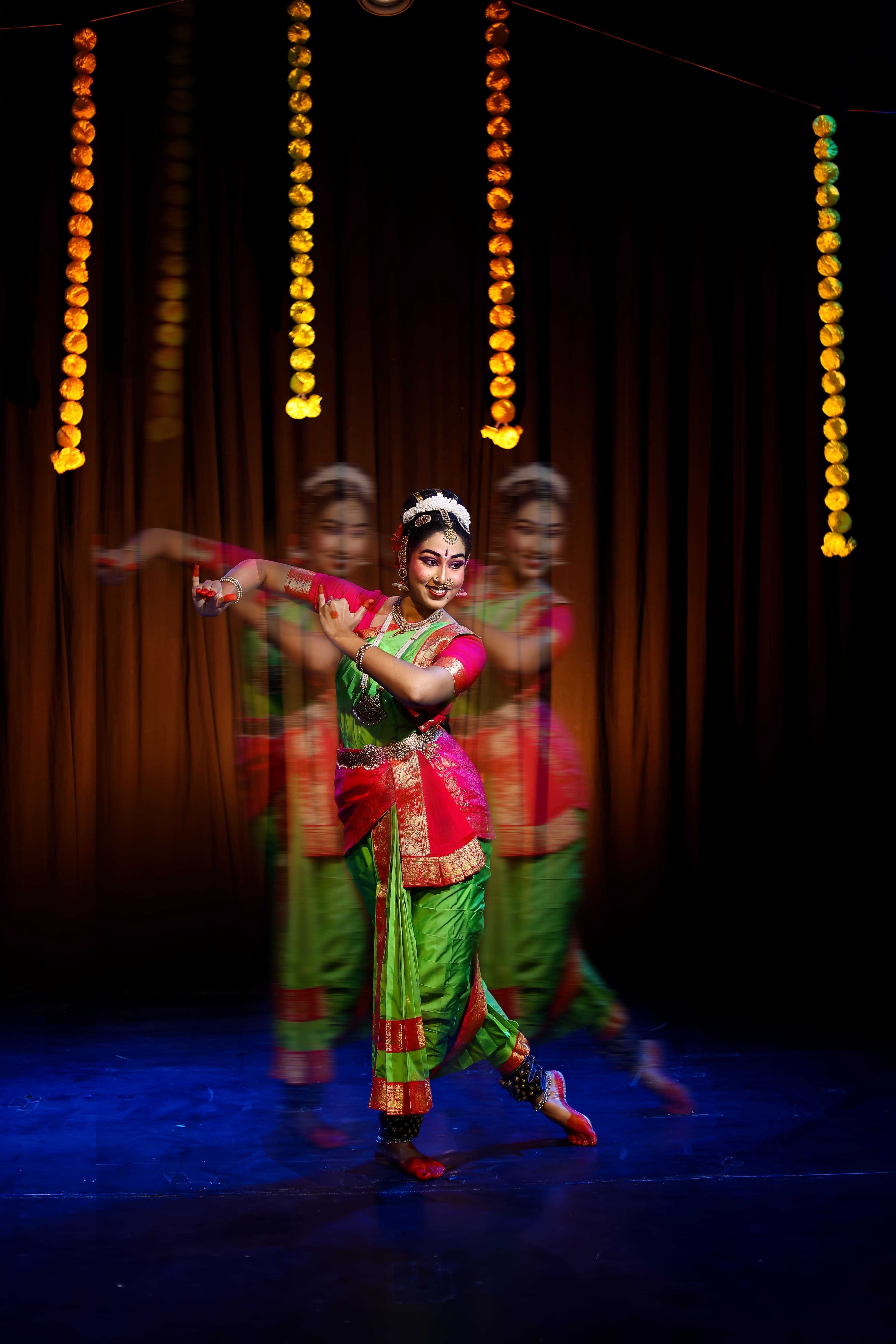 Bharatanatyam Dancer, Classical Dance Photography, Bharatanatyam Makeup, Indian Classical Dance, Bharatanatyam Costume, Traditional Dance Portrait, Backstage Dance Photography, South Indian Classical Dance, Temple Jewellery, Dance Artist Portrait