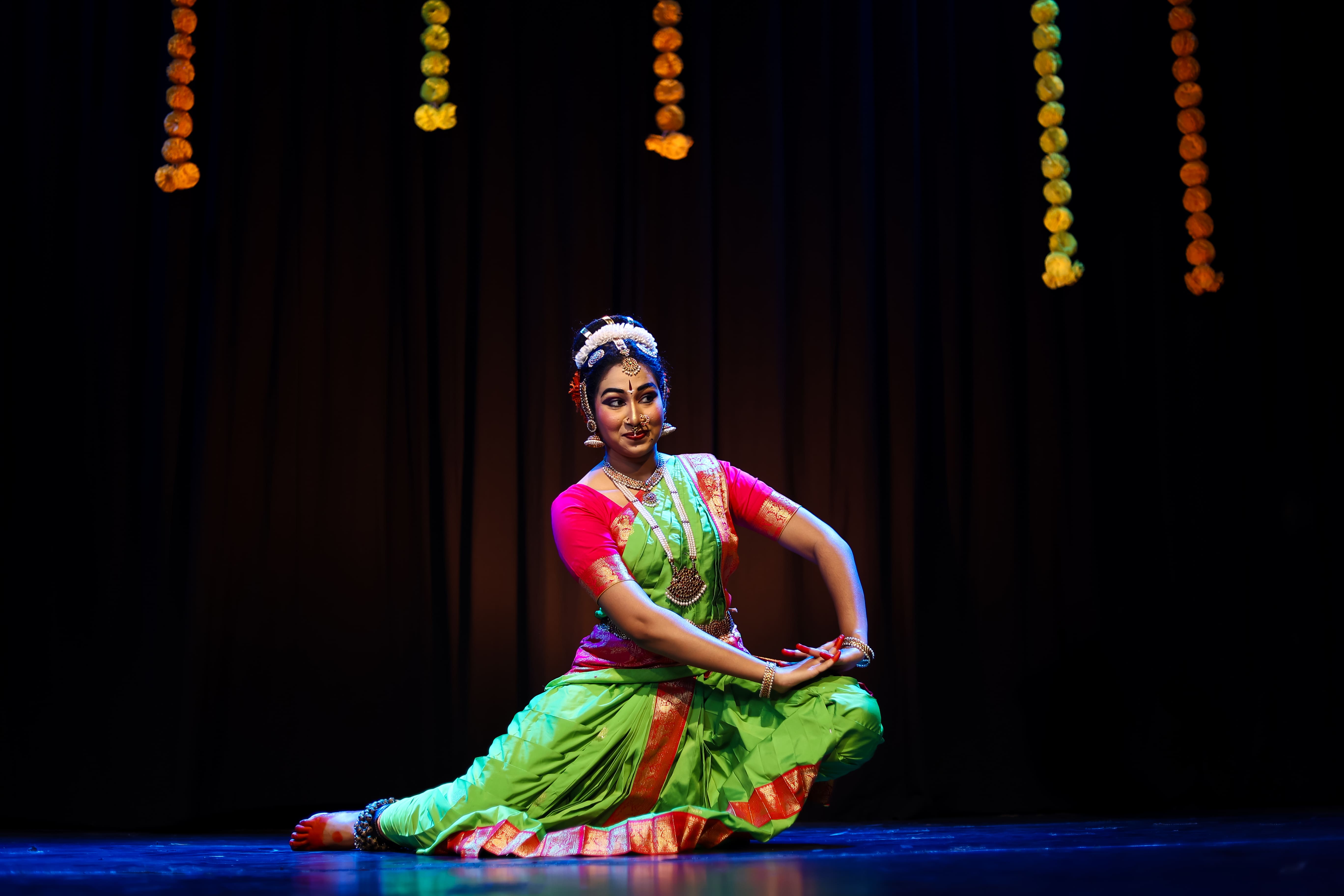 Bharatanatyam Dancer, Classical Dance Photography, Bharatanatyam Makeup, Indian Classical Dance, Bharatanatyam Costume, Traditional Dance Portrait, Backstage Dance Photography, South Indian Classical Dance, Temple Jewellery, Dance Artist Portrait