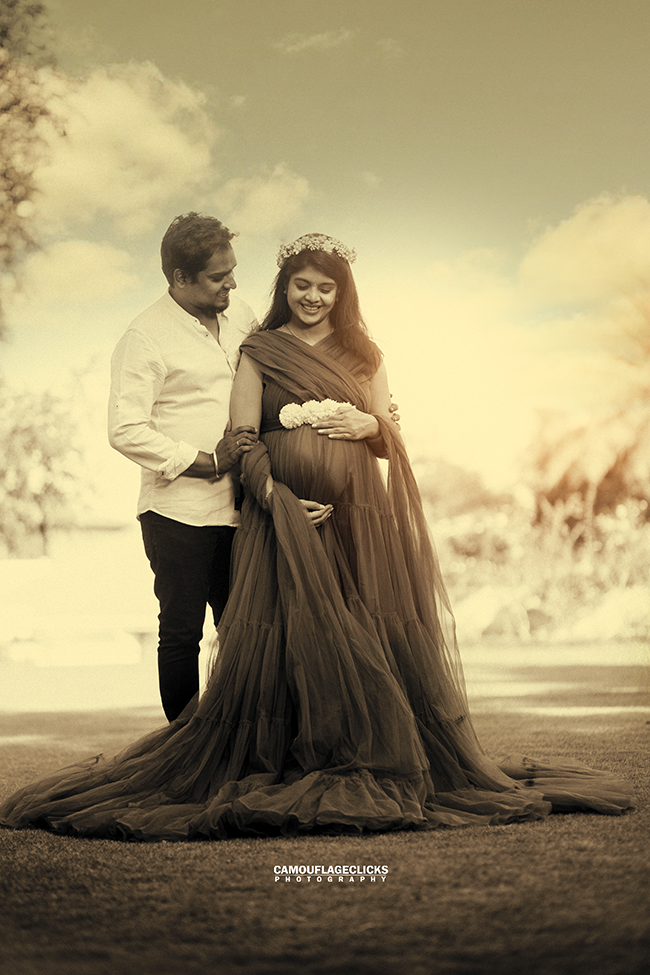 Candid Maternity Photoshoot poses 